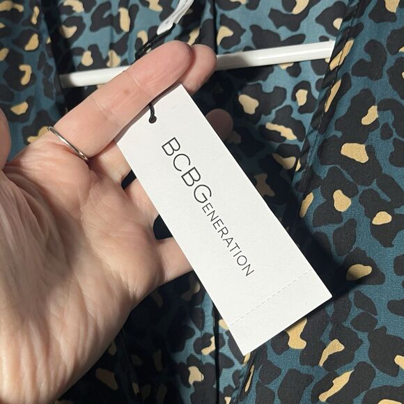 BCBGeneration Wrap Top Size Small Teal Leopard Print Tie Waist V Neck NWT $78 - Picture 4 of 13